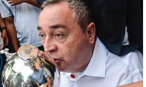 El 'profe' Montoya recibe un muy merecido homenaje por parte de la Conmebol