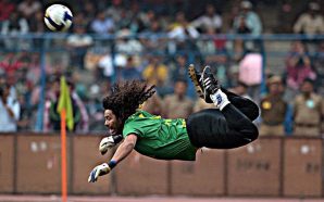 ¿Te acuerdas del escorpión René Higuita es un 'loco' inolvidable