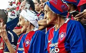 La pasión por el fútbol no tiene edad, estas abuelitas lo demuestran