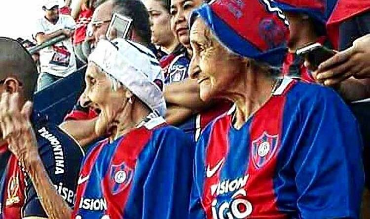 La pasión por el fútbol no tiene edad, estas abuelitas lo demuestran