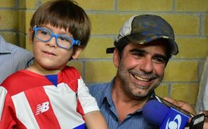 El nuevo hincha de 'Junior tu papá' ya recibió su camiseta oficial. ¡Qué ternura!