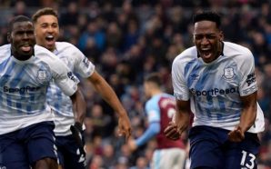 ¡Europa por fin vio bailar y celebrar a Yerry Mina! El colombiano marcó su primer gol oficial en el viejo continente. Este miércoles 26 de diciembre, durante el minuto 1 del encuentro entre el Everton y el Burnley, Mina logró un gol que seguro jamás olvidará. El defensor colombiano, quien volvió a la titular, puso a celebrar a su equipo a tan solo 60 segundos después del pitazo inicial, durante el ‘Boxing Day’ de la Premier League. Tras un buen centro del brasileño Bernard, Mina apareció en el área y con un cabeceo logró meter el balón a la red. El encuentro finalizó 1-5 dejando como vencedor al Everton. Yerry llegó esta temporada a Inglaterra proveniente del Barcelona de España, hasta el momento ha jugado 8 partidos y ya se estrenó como defensa goleador en el fútbol inglés.