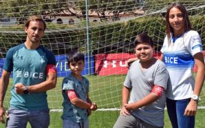 Dos niños sobrevivientes del cáncer reciben becas en reconocida escuela de fútbol