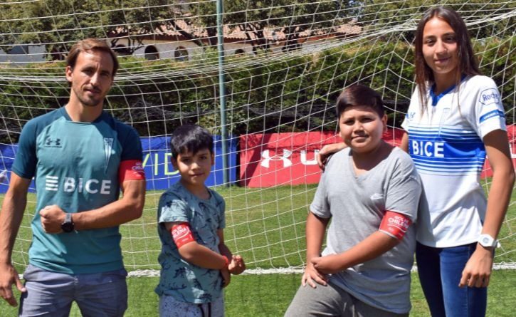 Dos niños sobrevivientes del cáncer reciben becas en reconocida escuela de fútbol