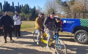 Reclusos fabrican y donan una bicicleta para un invidente