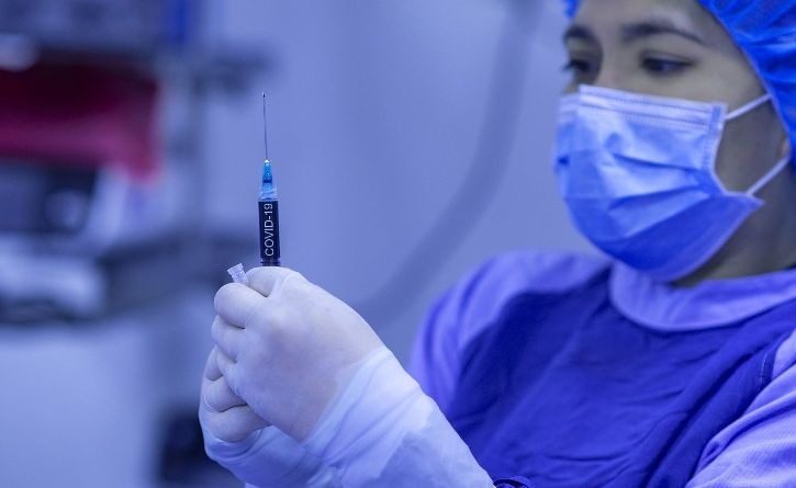 ¿Por qué no se vacunarán a los que ya se enfermaron las embarazadas y los niños?