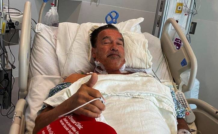 Arnold Schwarzenegger resiste tres operaciones, ¡más fuerte que un Terminator!