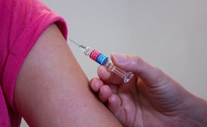 Escalofríos y otros efectos secundarios en vacunas de Moderna y Pfizer contra el COVID-19