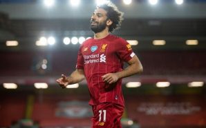 Mohamed Salah defendió a un habitante de la calle molestado por un grupo de jóvenes