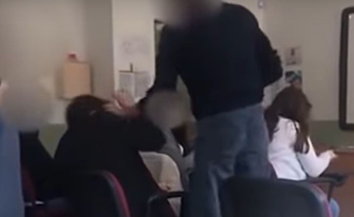 Profesor le dio una bofetada a un alumno por no usar tapabocas ¡Así terminó!