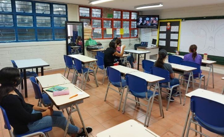 Reportan estudiantes con COVID-19 tras inicio de clases con alternancia en Colombia