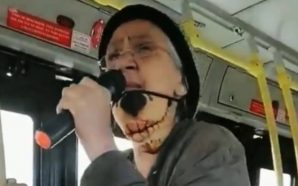 Abuela rapera en TransMilenio lo hace mejor que muchos y gana la admiración del público