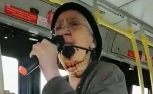 Abuela rapera en TransMilenio lo hace mejor que muchos y gana la admiración del público