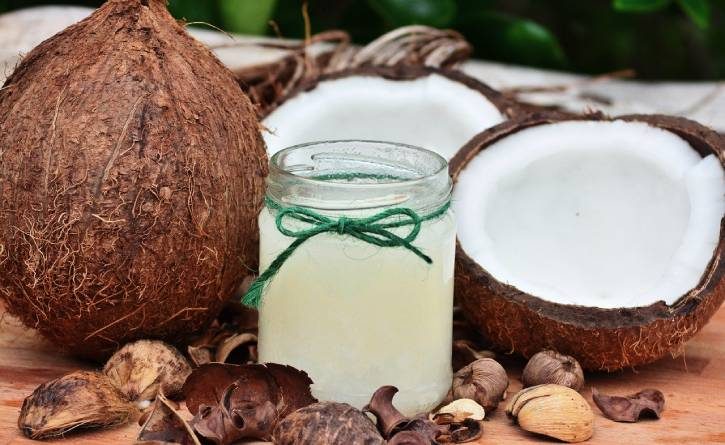 AsÍ podría ser tratado el COVID-19 con aceite de coco según la ciencia