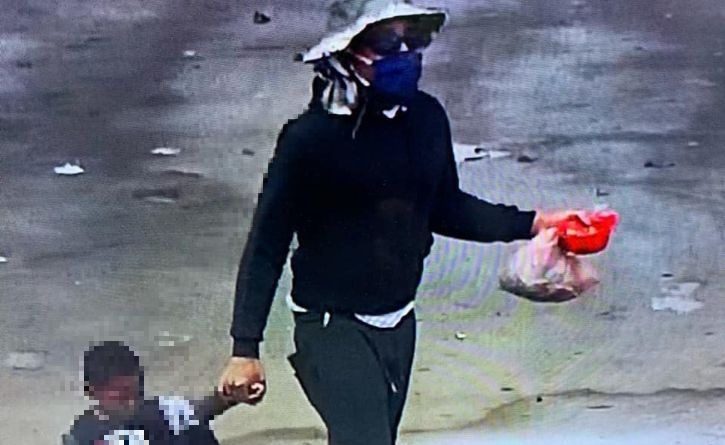 Niño de 2 años fue abandonado en una tienda con bolsa de ropa y una nota