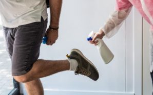 Desinfectar los zapatos, una medida dudosa que algunos califican de inútil y falsa